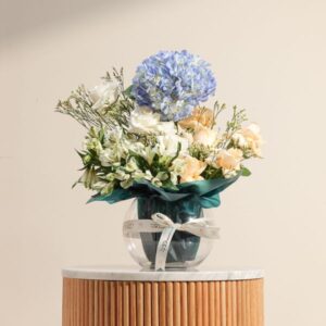 مزهرية زهور فاتحة ناعمة