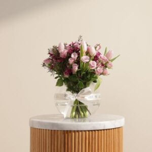 مزهرية زهور احتضان الطبيعة